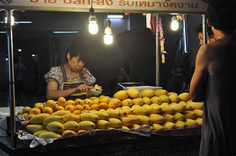 The Giant Who Loved Mangoes: A Timeless Thai Tale Exploring Love, Sacrifice, and Humorous Gluttony!